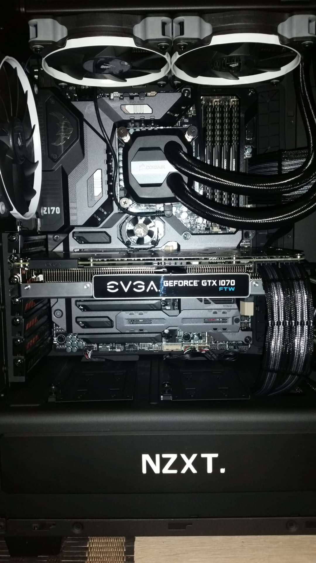 Unutrašnjost NZXT kućišta sa AIO hlađenjem i GTX 1070 FTW