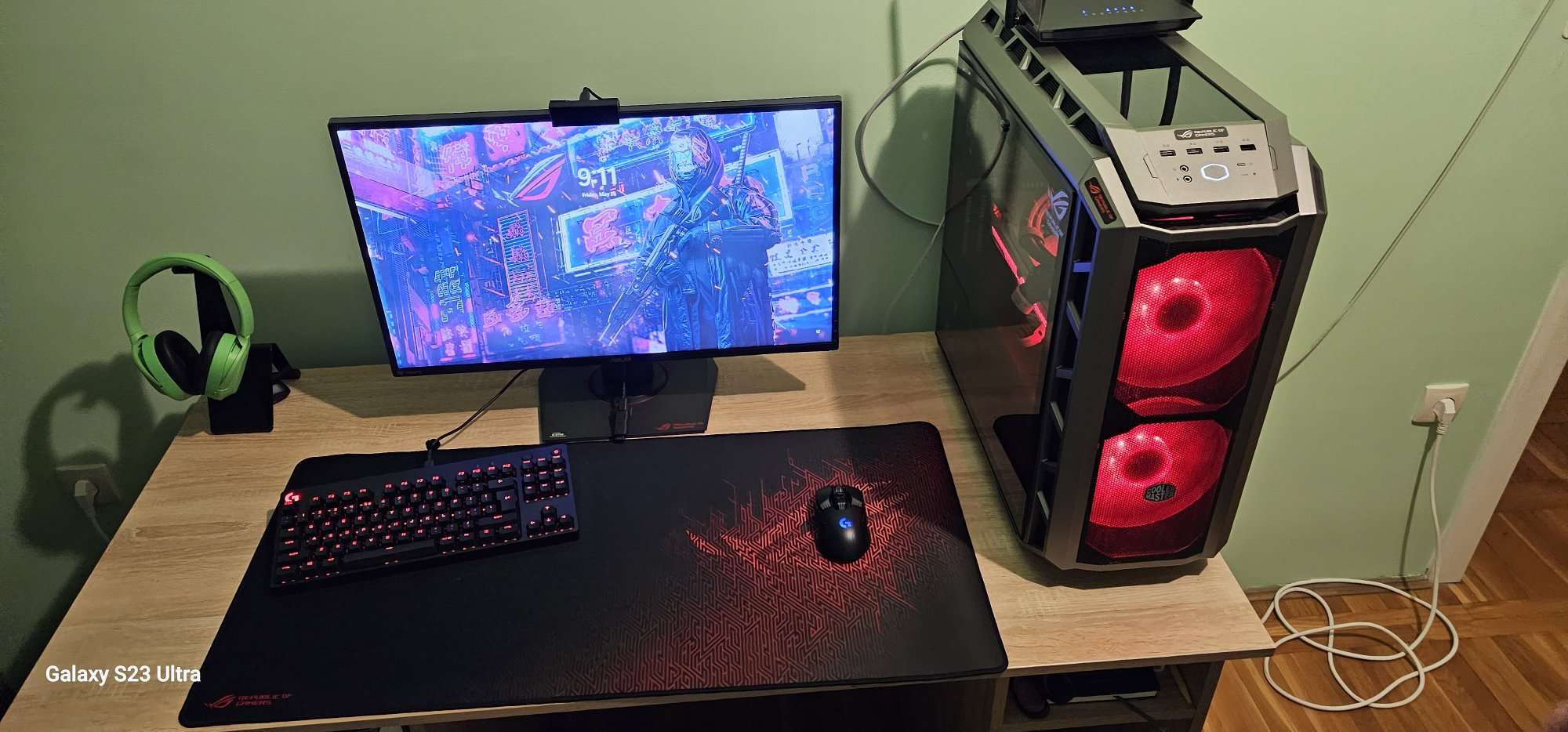 Gaming računar i radni sto sa monitorom, tastaturom i mišem u Novom Sadu