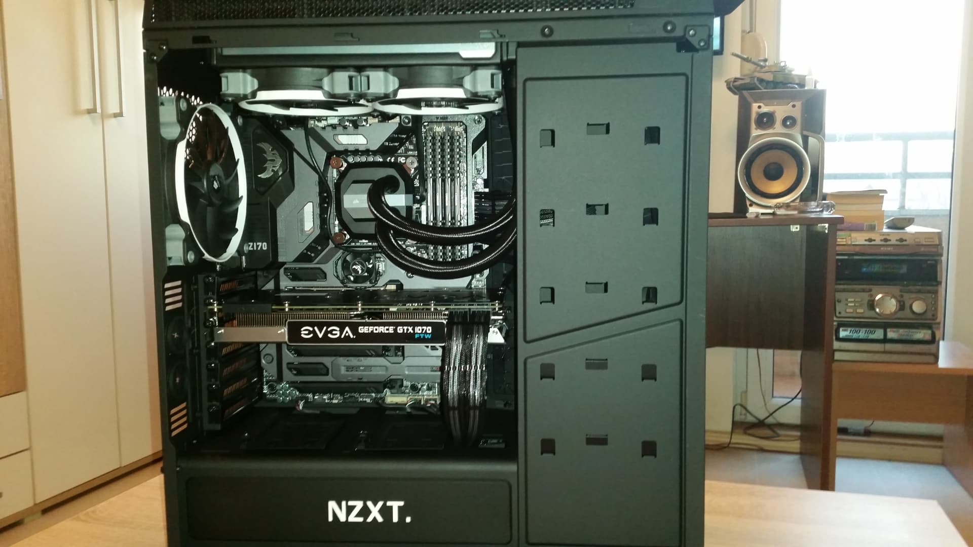 Otvoreno NZXT kućište sa pogledom na celu konfiguraciju
