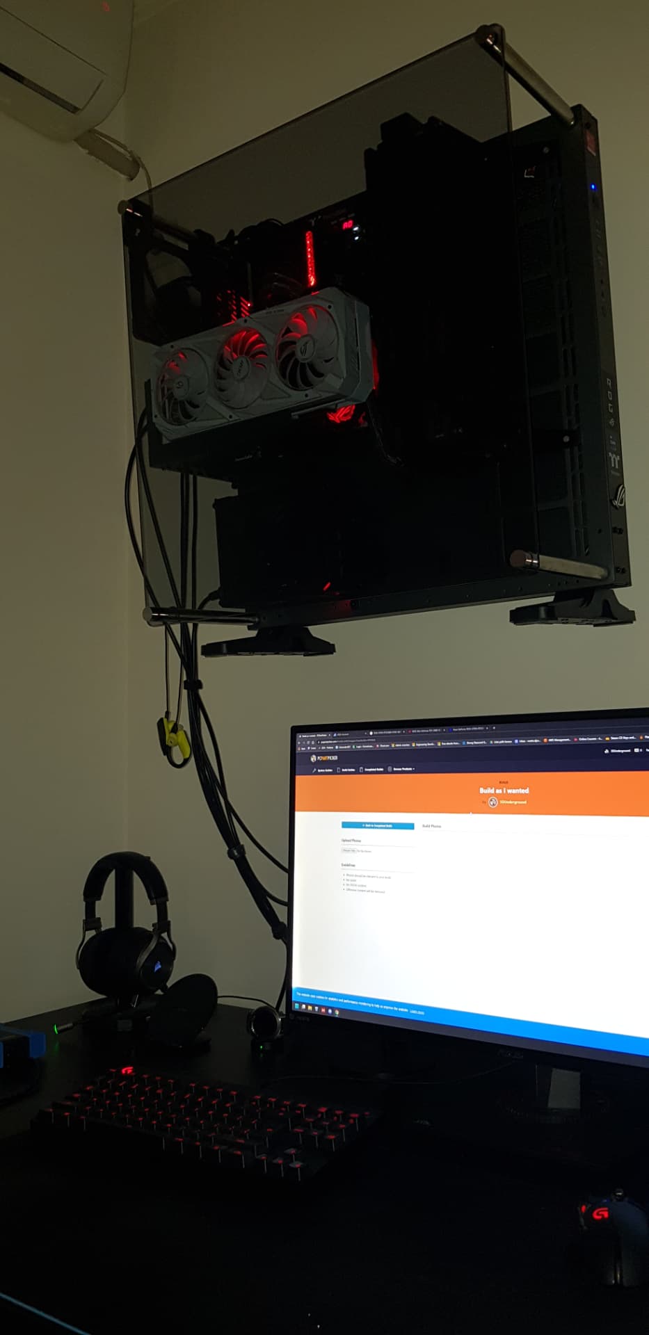 Radni sto sa zidno montiranim PC-jem, monitorom i gaming periferijom