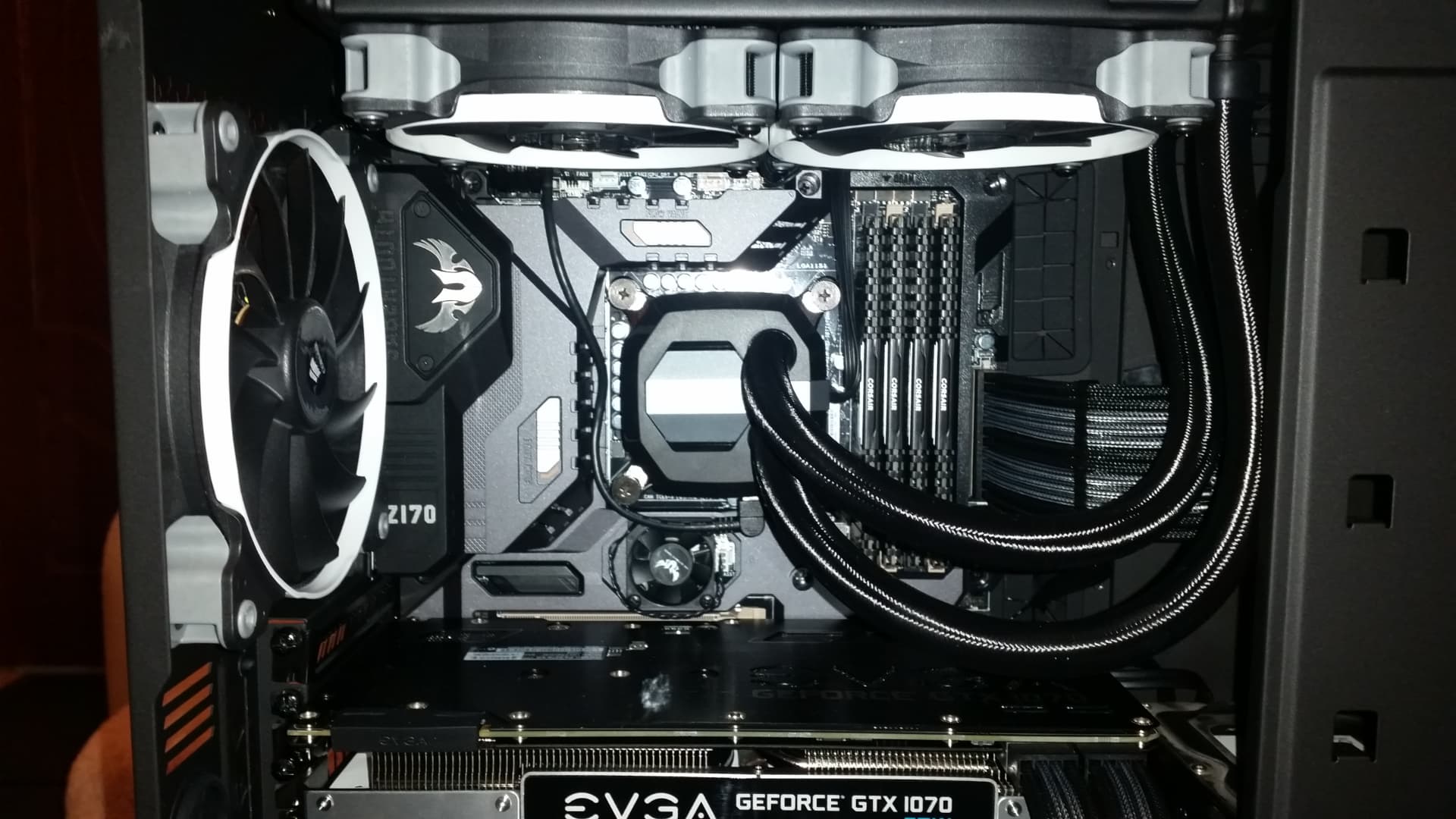 Detalj Corsair AIO pumpe na Z170 ploči sa Corsair memorijom