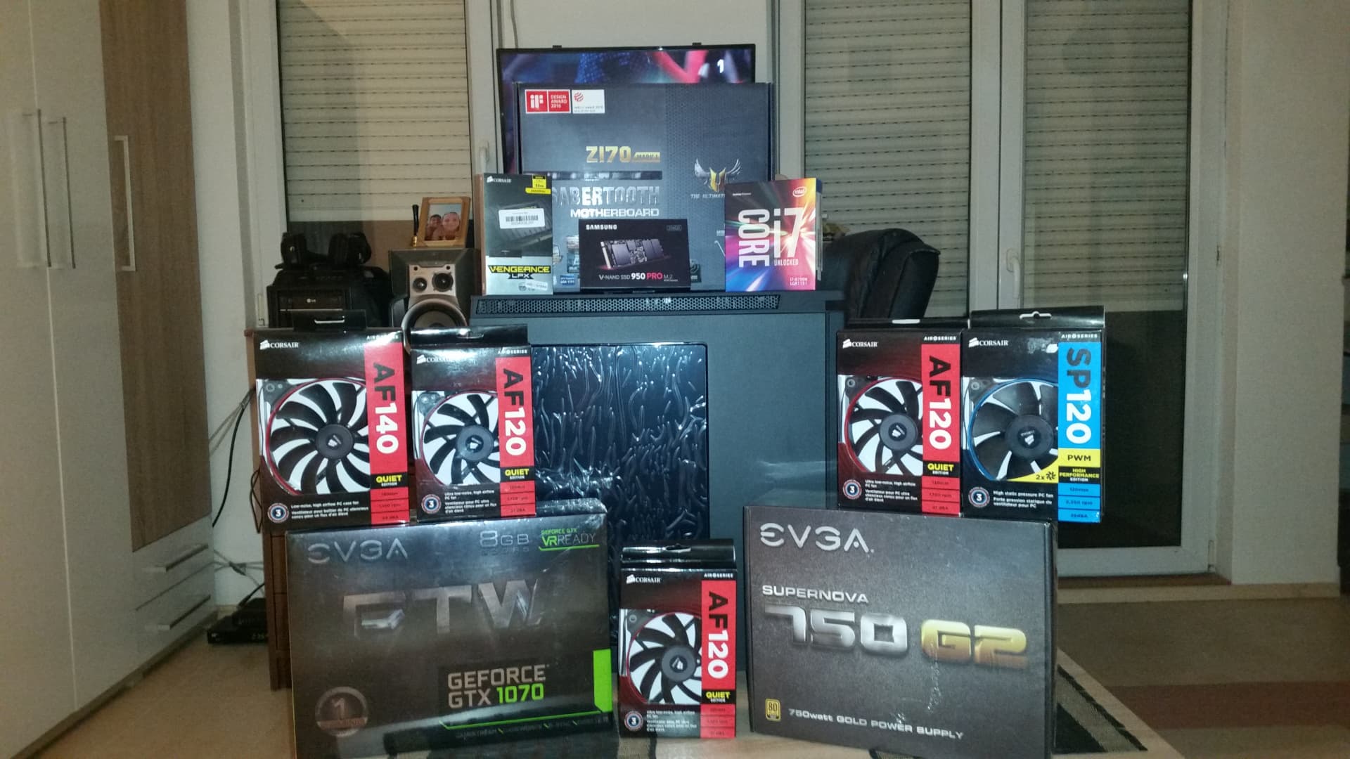 Komponente pre sklapanja: Z170 matična ploča, i7, Samsung 950 PRO NVMe, GTX 1070 FTW i EVGA 750 G2 napajanje