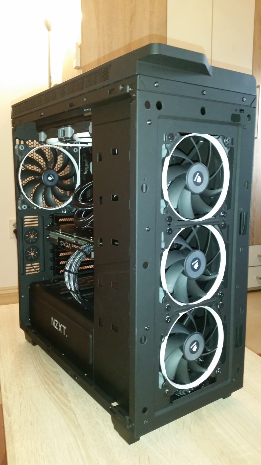 NZXT kućište sa tri Corsair ventilatora na prednjoj strani