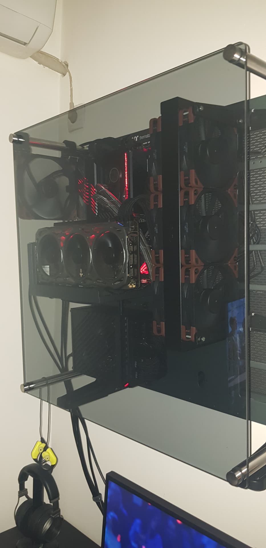 Zidno montiran PC u staklenom kućištu sa crvenim osvetljenjem