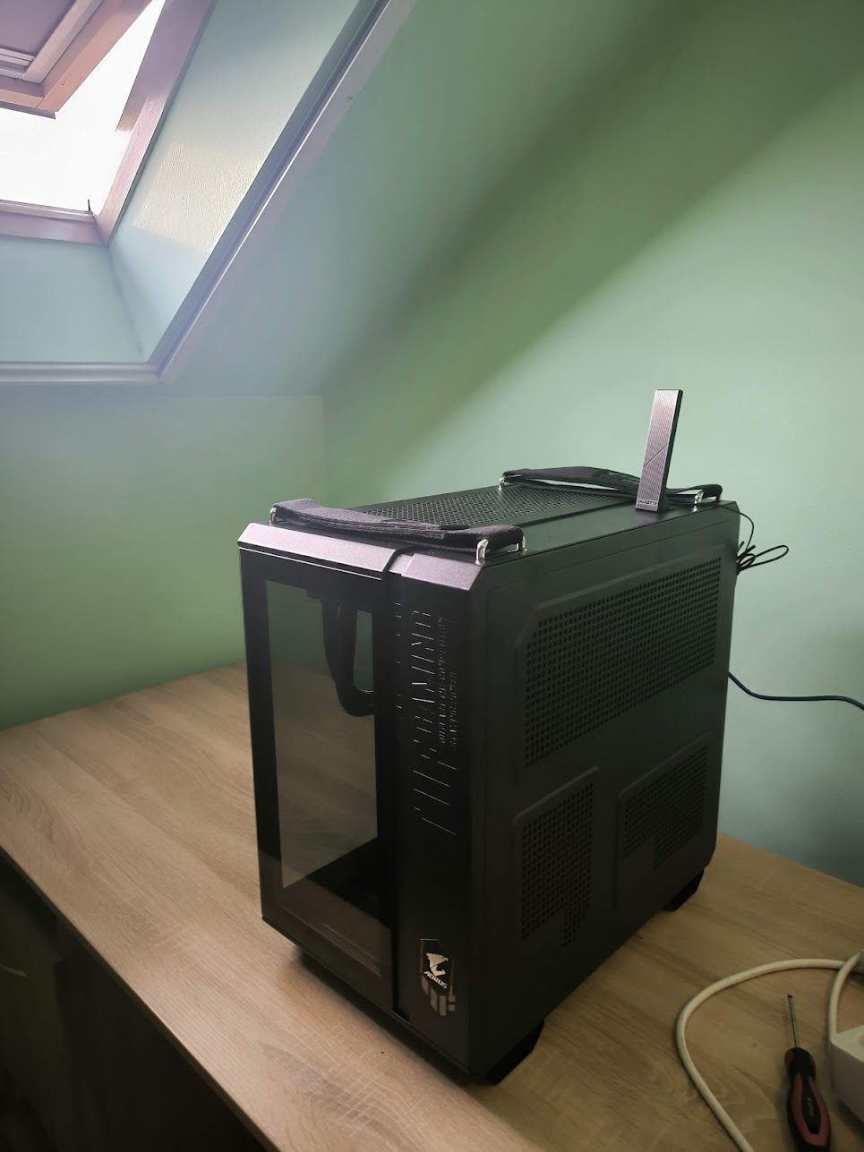 Crno Gigabyte Aorus kućište sa staklenim panelom, spremno za sklapanje